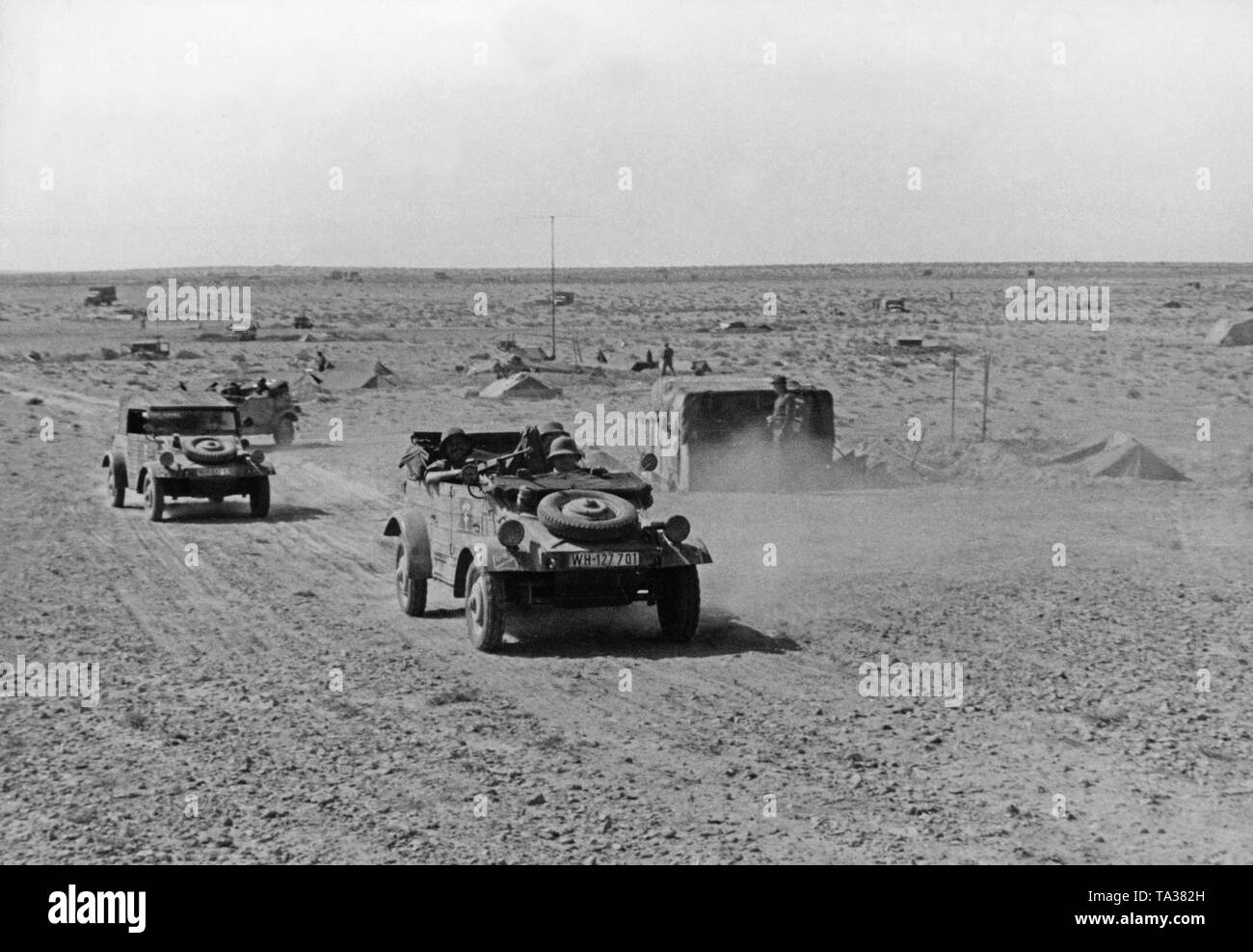 Drei VW Kuebelwagen in einer Wüstenlandschaft in Nordafrika. Stockfoto