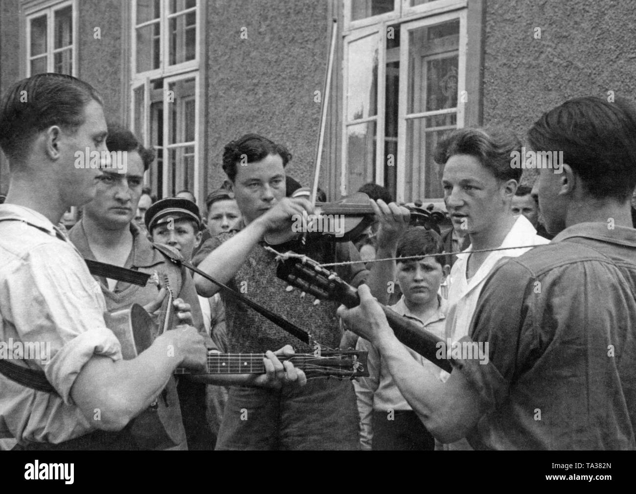 Mitglieder einer Jugendbewegung Musik machen auf einer Straße in einem Arbeiterviertel. Stockfoto