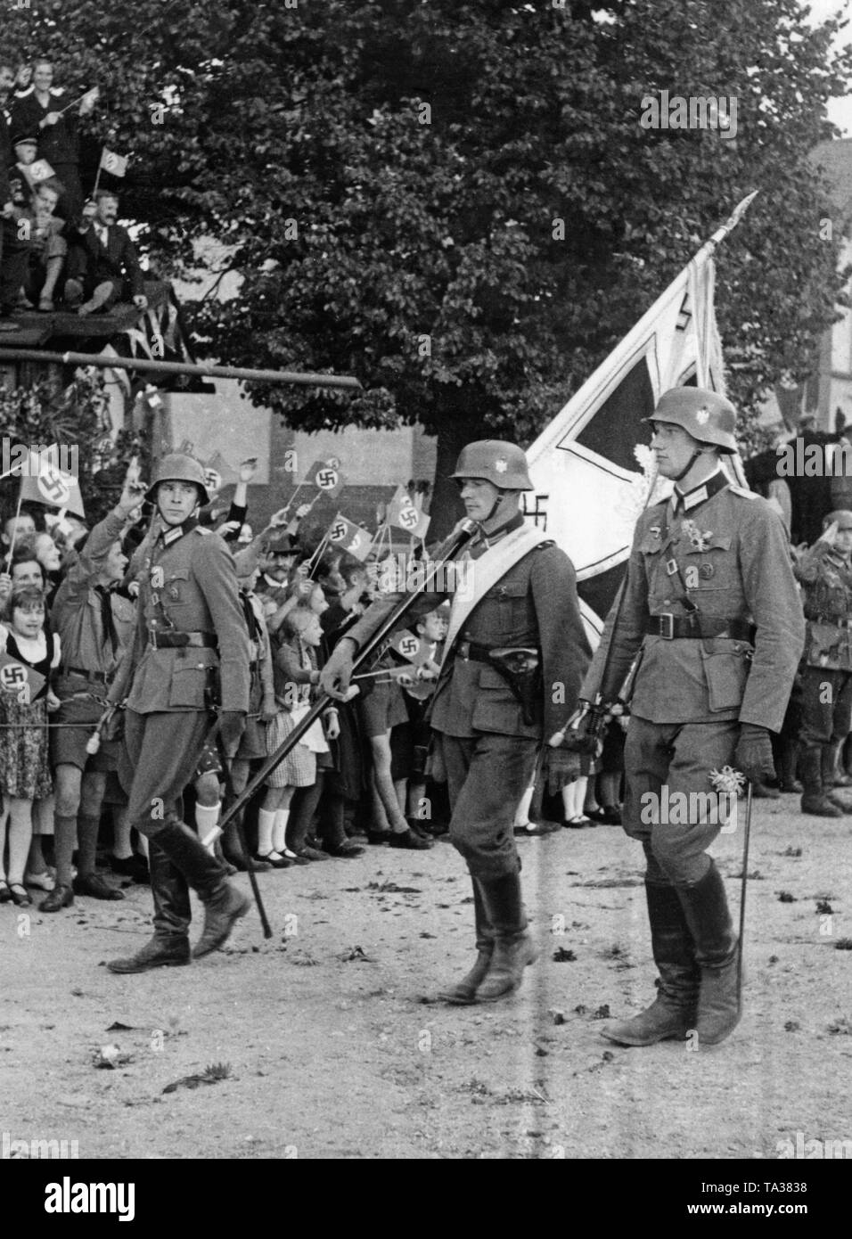 Offiziere und ein fahnenträger der ein Regiment aus Schlesien in Weidenau (heute Vidnava) am 6. Oktober 1938. An diesem Donnerstag Regimenter der Wehrmacht einmarschierte Zone IV zwischen Weidenau und Olbersdorf. Stockfoto