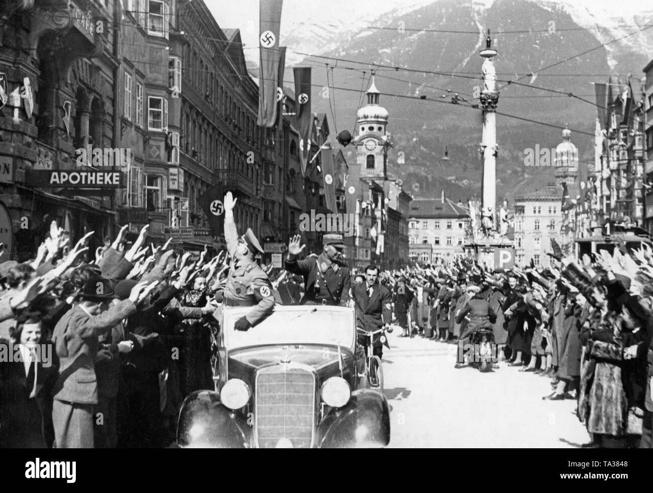 Anlässlich der Annexion Österreichs an das Deutsche Reich, NSDAP Parteifunktionäre Fahrt durch Innsbruck. Stockfoto