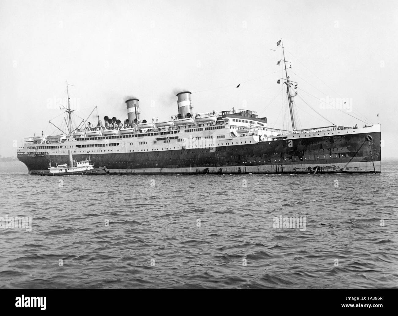 Die italienischen Ozeandampfer "Conte Grande" auf See. Während des Zweiten Weltkrieges, die USS Monticello Schiff wurde von der US Navy als Truppentransporter eingesetzt. Stockfoto