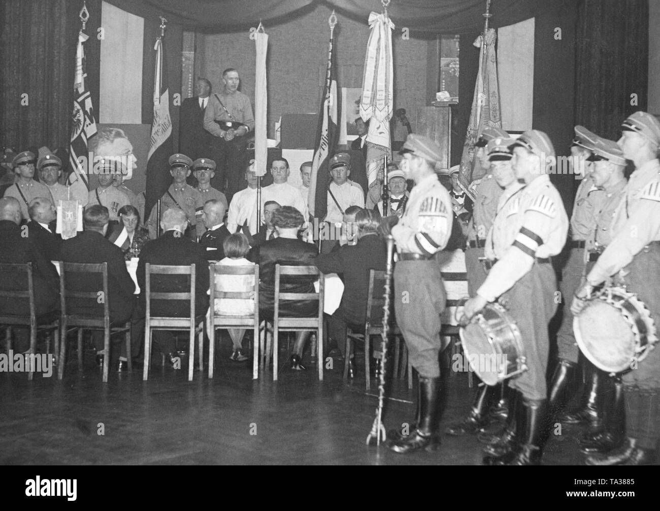 Mitglieder der DNVP (Deutsche Nationale Volkspartei) feiern mit ihren