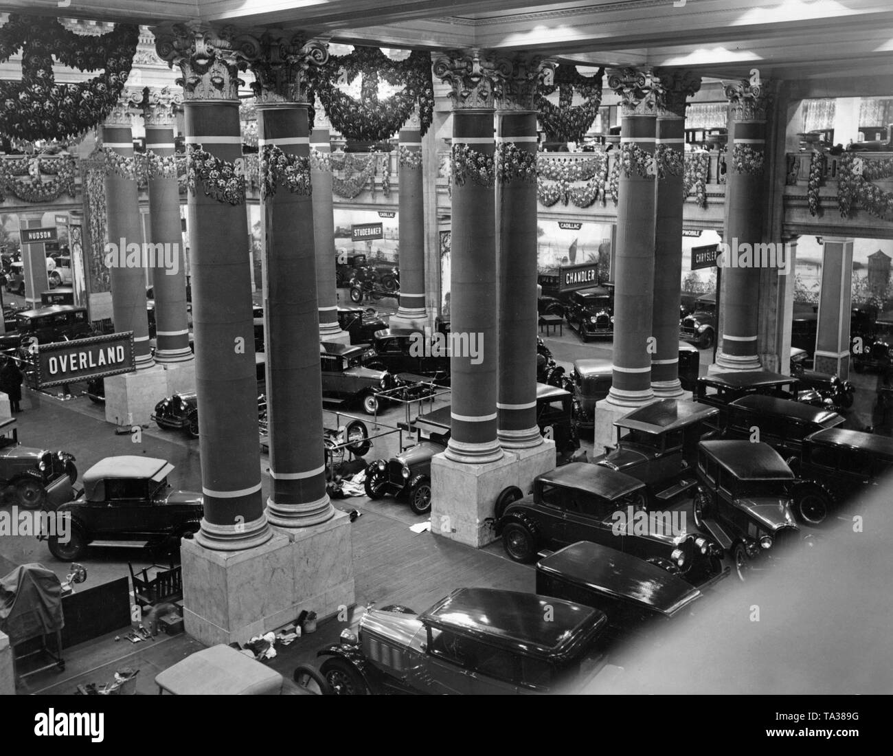 Überblick über eine Ausstellungshalle der New York International Auto Show, die in der Grand Central Palace in 1927. 39 Hersteller ihre Fahrzeuge ausgestellt. Stockfoto