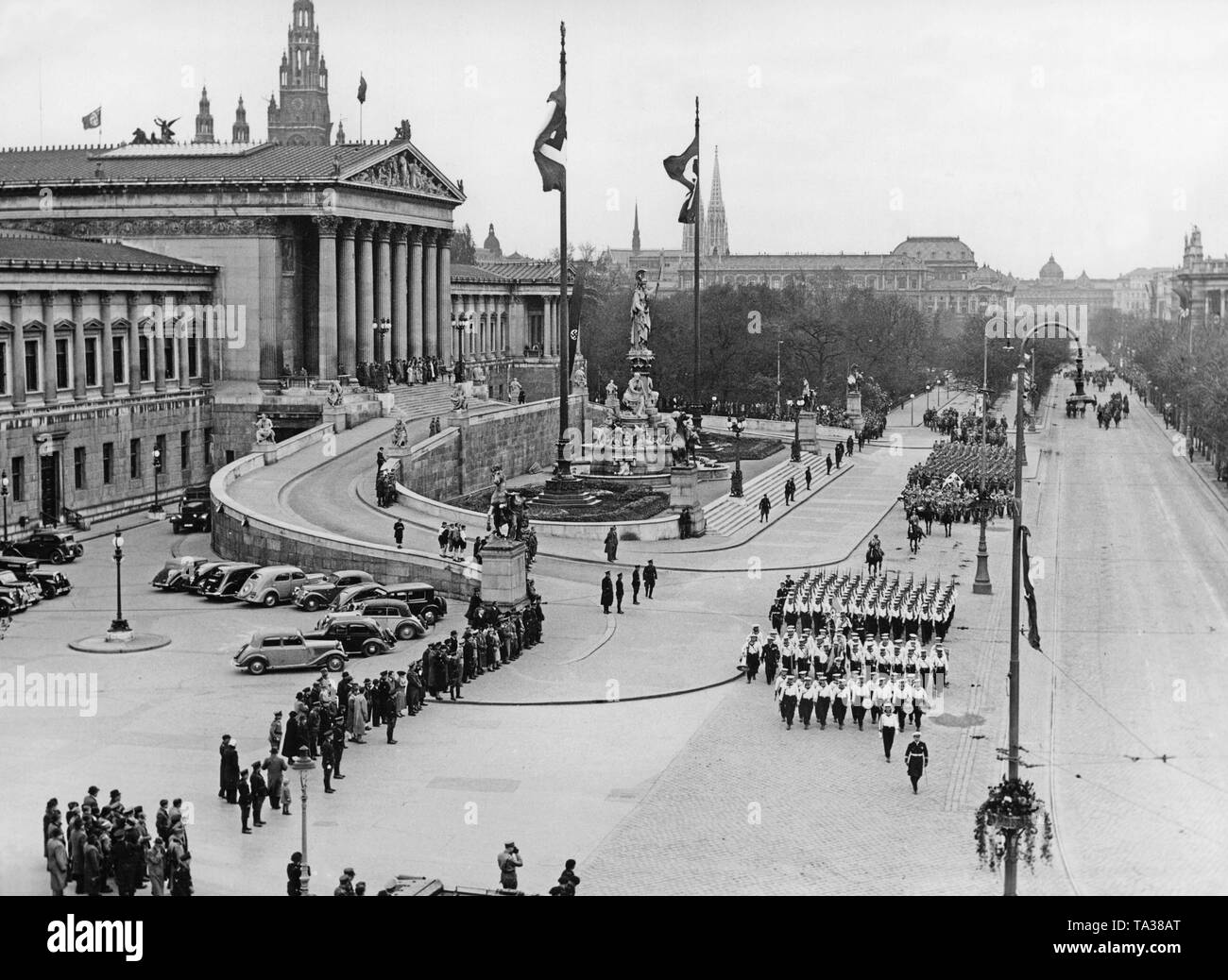 Parade in Wien vor dem Parlament anlässlich der Geburtstag von Adolf Hitler. Nach dem Anschluss Österreichs an das Deutsche Reich, des Führers Geburtstag ist in Wien gefeiert. Stockfoto