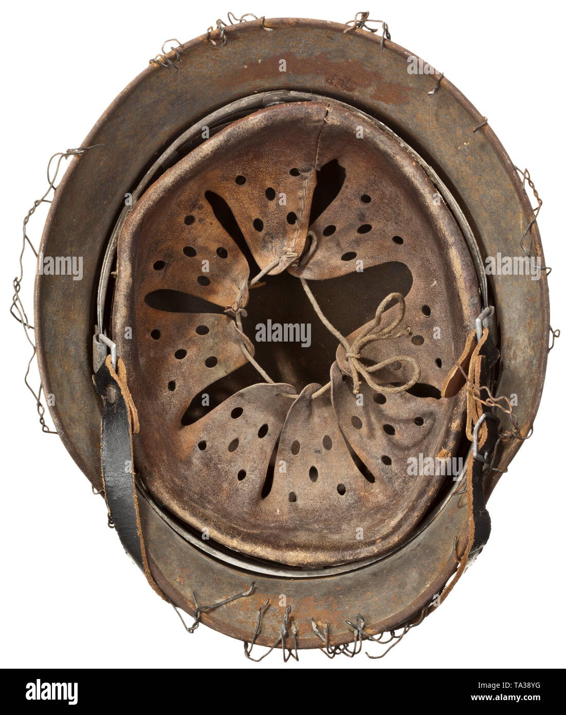 Ein stahlhelm M40 mit Camouflage paint und Hähnchen Draht Stahl Schädel mit zweifarbigen Grobe camouflage Farbe über das Feld - grau Base Layer, auf dem sich eine zeitgenössische Chicken Wire netting für die Anbringung der Camouflage Material. Komplette Innenauskleidung mit Kinnriemen. historischen, geschichtlichen, Armee, Streitkräfte, Bundeswehr, Militär, Militaria, Objekt, Objekte, Stills, Clipping, Clippings, Ausschneiden, Ausschneiden, Ausschnitten, 20. Jahrhundert, Editorial-Use - Nur Stockfoto