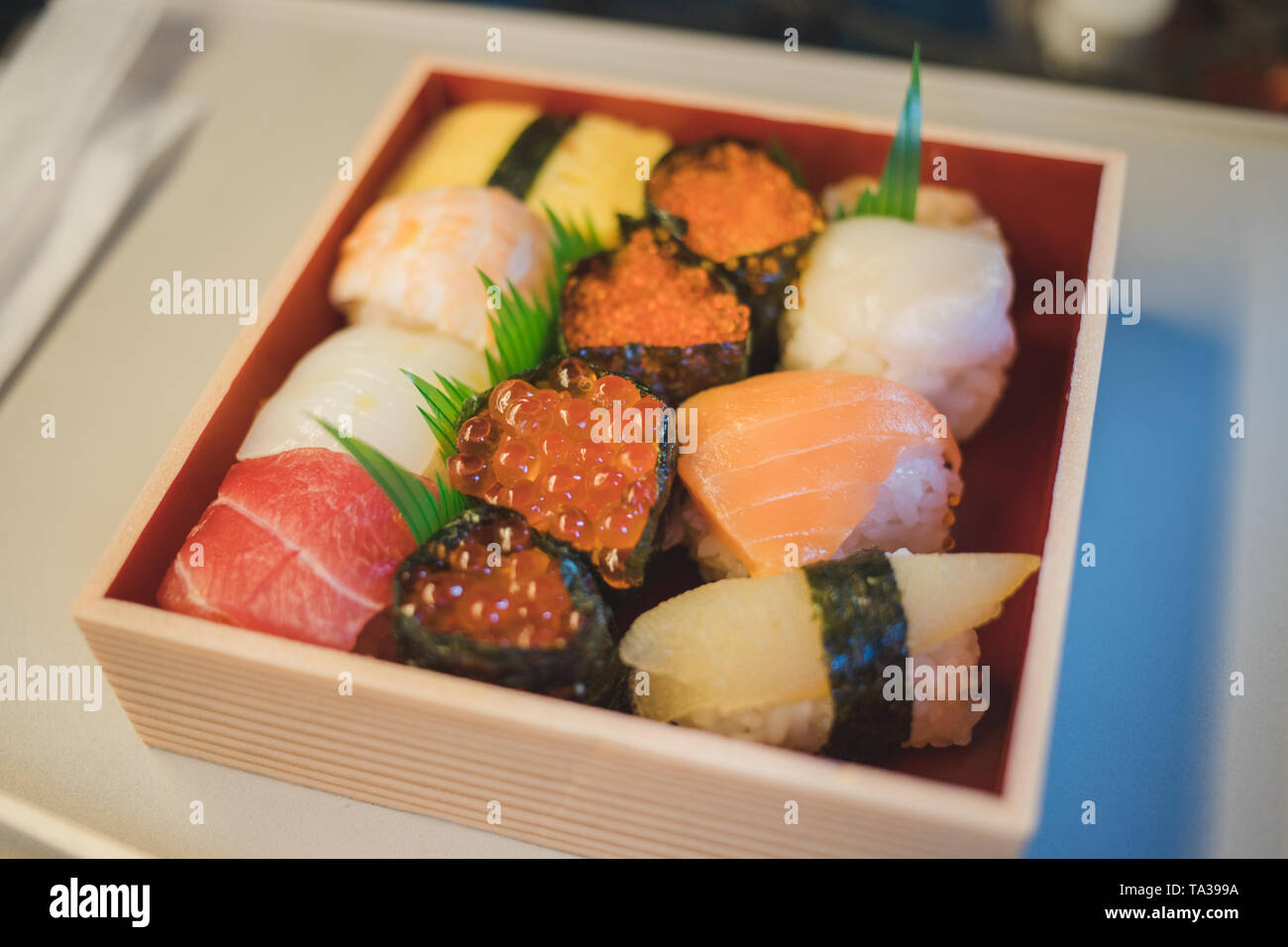 Closeup zu einem Takeaway, bunten und Nigiri Sushi in Japan Stockfoto
