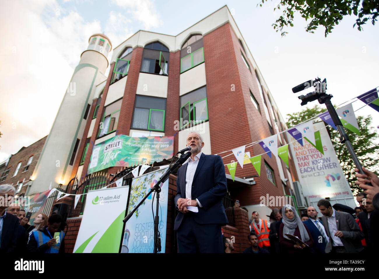 Labour-führer Jeremy Corbyn spricht außerhalb der Finsbury Park Moschee in London Am zweiten Jahrestag der Terroranschläge Finsbury Park. Stockfoto