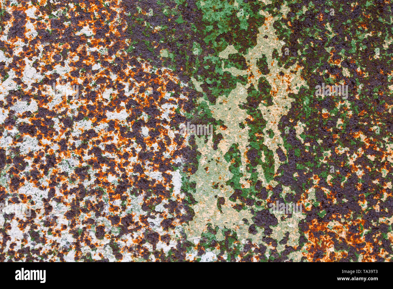 Korrodierte Metalloberfläche schälen Farbe Hintergrund mit Rostflecken, weiße und grüne Farbe Stockfoto
