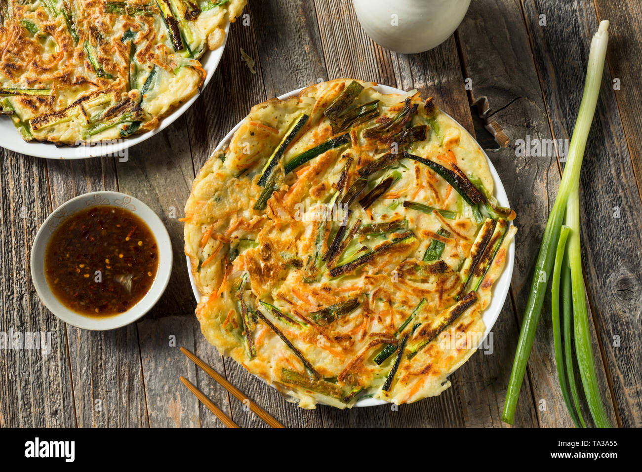 Hausgemachte koreanischen Pajeon Schalotten Pfannkuchen mit Soße Stockfoto