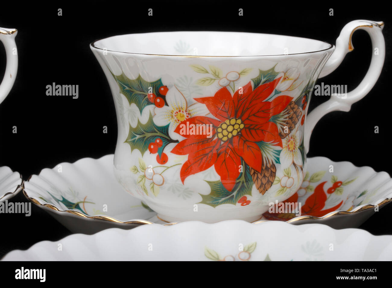 Royal Albert 'Yuletide Ponsettia'. 5 Becher, 6 Untertasse, 1 süßes Gericht - Name Des Knochenchina: Royal Albert 'Yuletide Poinsettia'. 5 Tassen, 6 Untertasse, 1 süße di Stockfoto