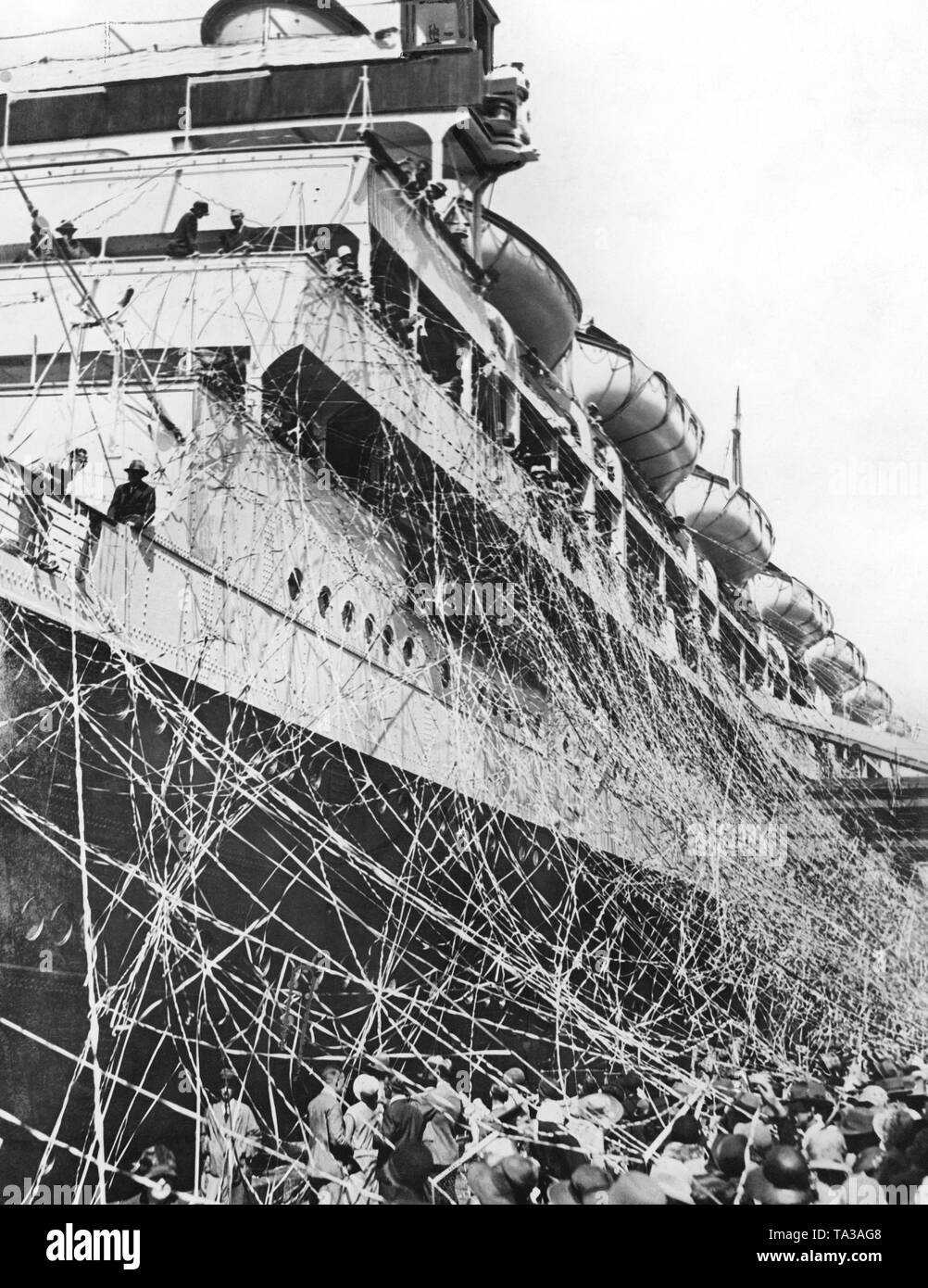 Passagiere der 'Oxford' werfen bunte Papierstreifen vom Deck des Schiffes als Abschied. Stockfoto