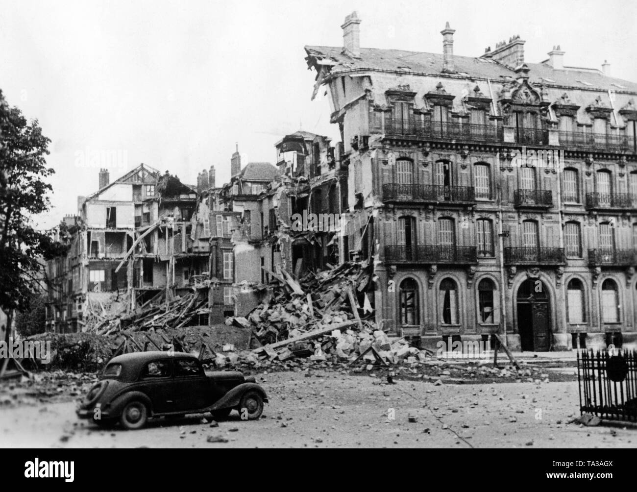 Ein Auto steht auf einer Straße vor der Artillerie zerstört Häuser in Sedan. Mai 1940, Foto: kriegsberichterstatter Schaefer. Stockfoto