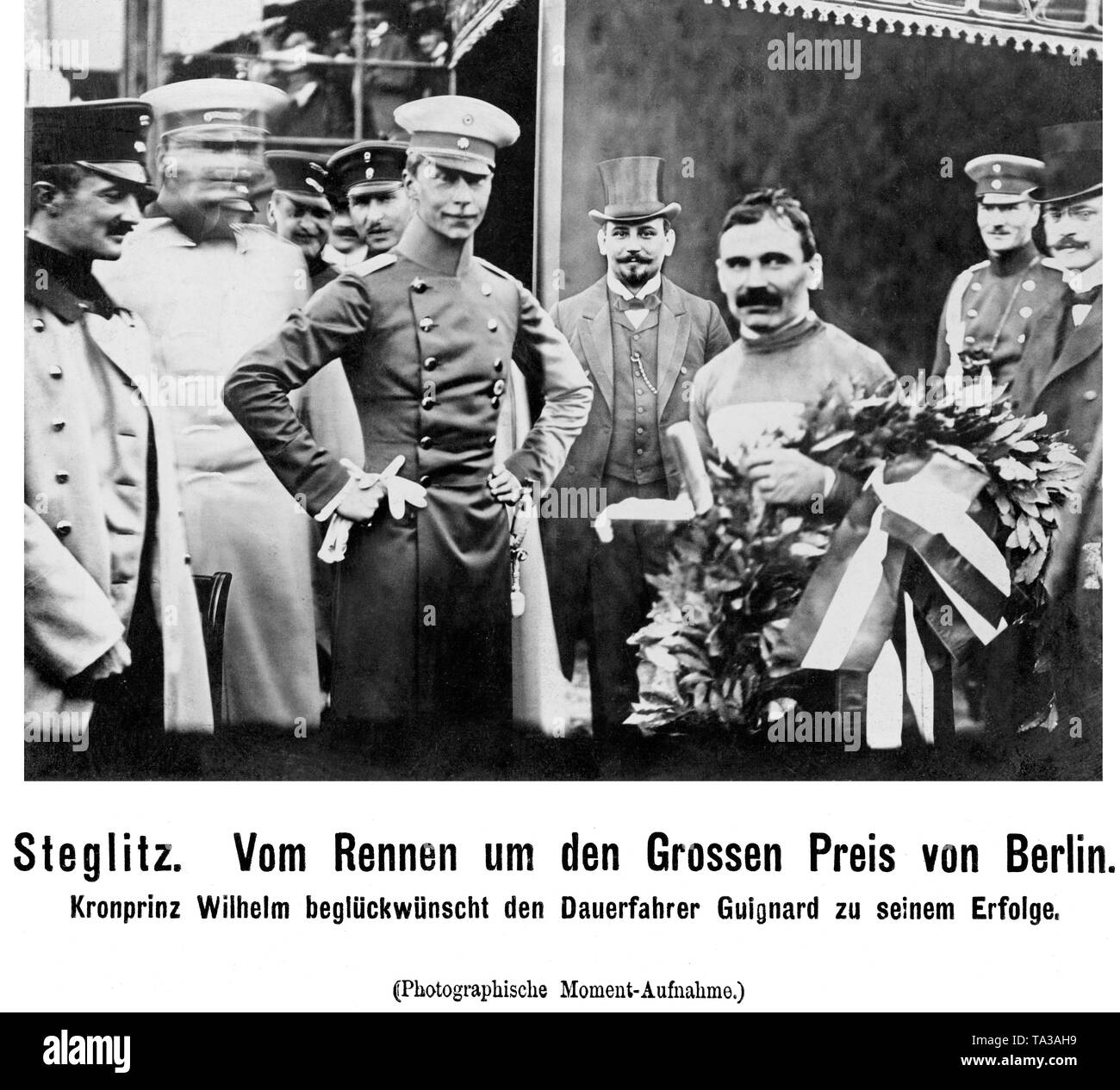 Wilhelm, Deutscher Kronprinz (vorn, Mitte) gratuliert Französische Radfahrer Paul Guignard Sieg bei den Berlin Grand Prix. Stockfoto