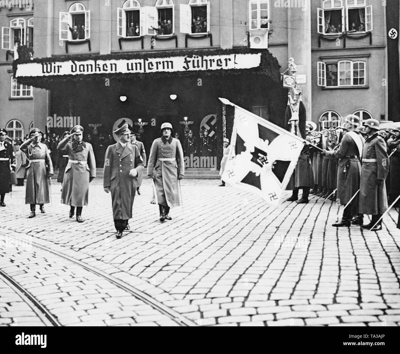 Hitler in Reichenberg (heute Liberec) am 2. Oktober 1938. Eine Infanterie Regiment stellt ihn seine REGIMENTAL Farben. Hinter Hitler, ein Banner mit der Aufschrift "Wir danken unserem Führer!' Stockfoto