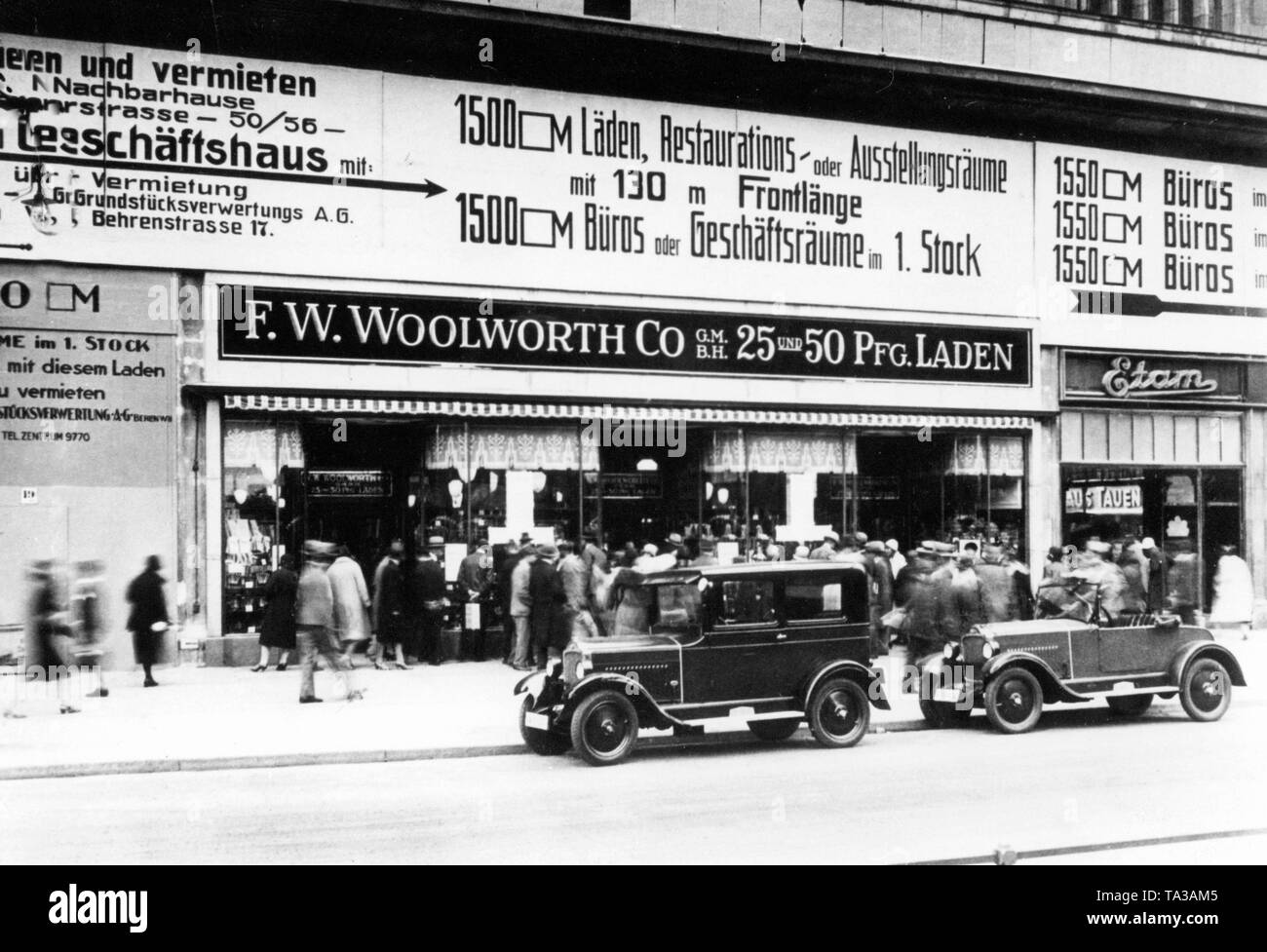 Die deutsche Niederlassung der amerikanischen Besorgnis Woolworth. Der shop Zeichen kündigt die beiden Preisklassen des Kaufhauses" F.W. Woolworth Co G.M.B.H. 25 und 50 Pfg. Beladen". Stockfoto