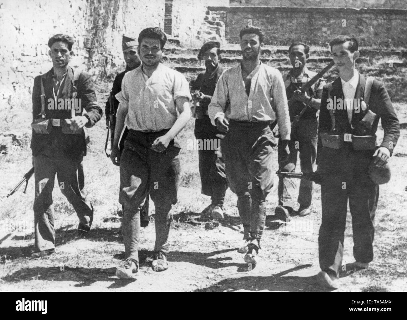 Zwei unbewaffnete renegates, der zuvor auf die republikanischen Truppen übergeben haben, und wer würde die Regierung Truppen, wurden sie mit Waffengewalt führen und am 18. August 1936 zum Hauptquartier der republikanischen Truppen in Saragossa. Stockfoto