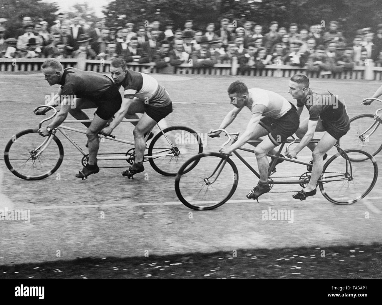 Foto von einem Tandem Radfahren Rennen in Herne Hill Velodrom in London am 11. Juni 1932. Stockfoto