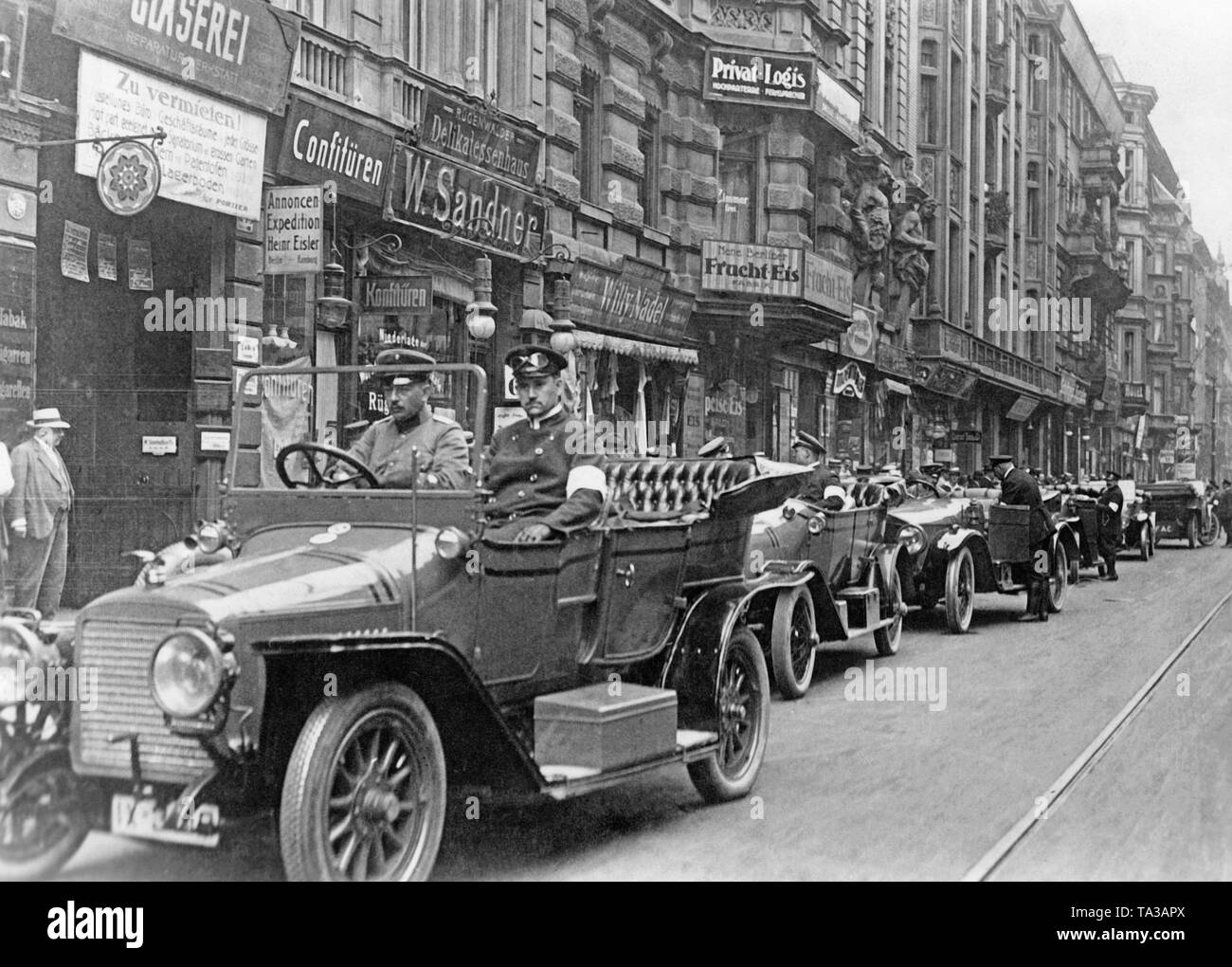 Mobilisierung im Vorfeld des Ersten Weltkrieges. Die freiwillige Imperial Automobil Club fahren mit dem Land. Stockfoto