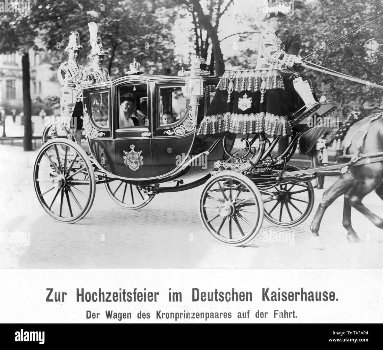 Kronprinz Wilhelm von Preußen, seiner Frau Kronprinzessin Cecilie und ihren Sohn Prinz Wilhelm Fahrt durch Berlin in einer Kutsche. Das Foto wurde bei der Trauung der Schwester des Kronprinzen, Prinzessin Viktoria Luise von Preußen, mit Prinz Ernst August von Hannover. Stockfoto