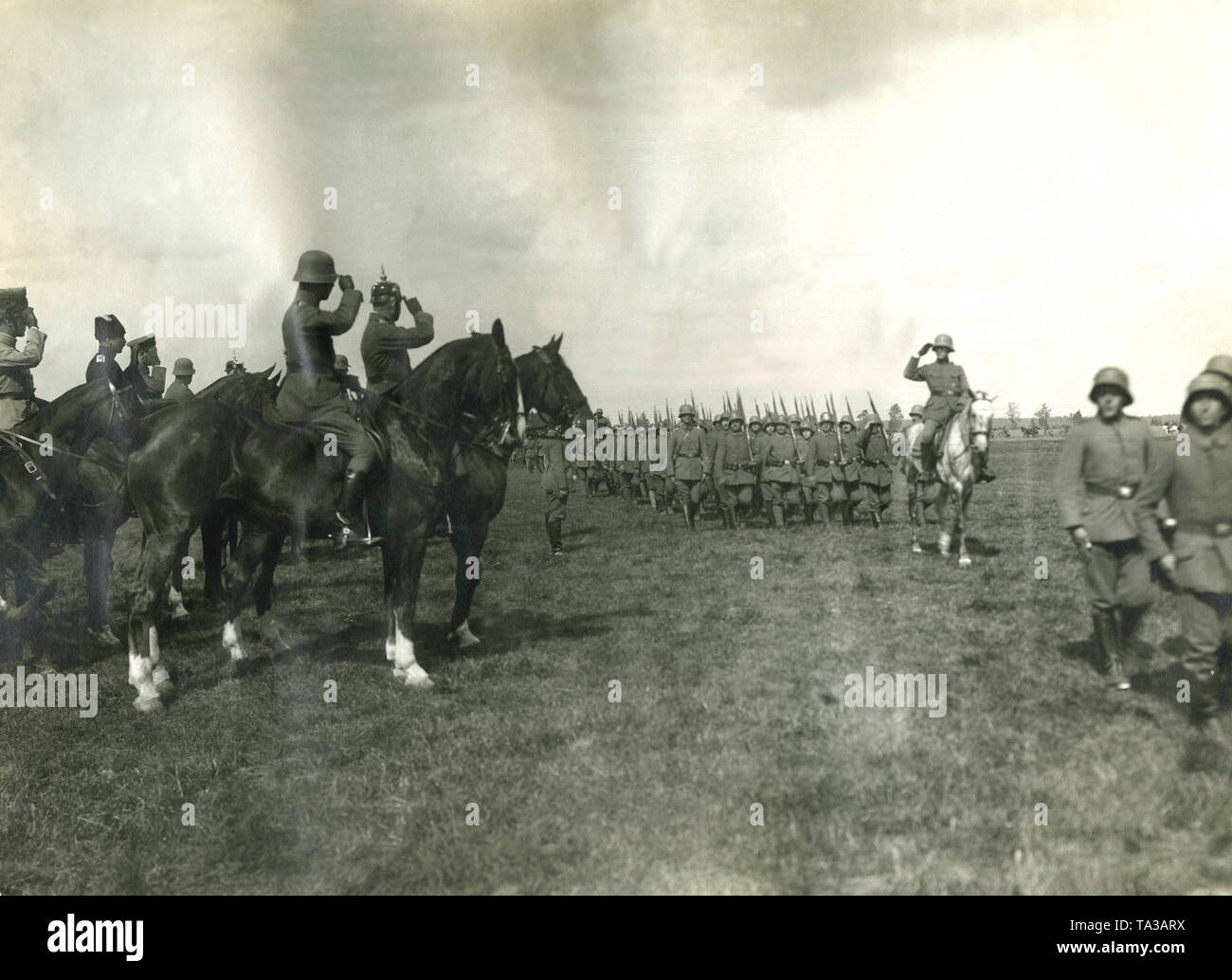 Mitglieder des Freikorps 'Eiserne Division", eine freiwillige Einheit der Deutschen und Baltischen Deutschen während des Baltischen Unabhängigkeitskrieg gebildet, Parade, bevor ihre Kommandanten und Offiziere, darunter der Kommandeur der Russischen Befreiungsarmee Prinz Pavel Bermondt-Avalov (2. von mit schwarzen Kosak cap Links) und der Oberbefehlshaber aller deutschen Truppen im Baltikum, General Rüdiger von der Goltz (mit flachem Helm). Stockfoto