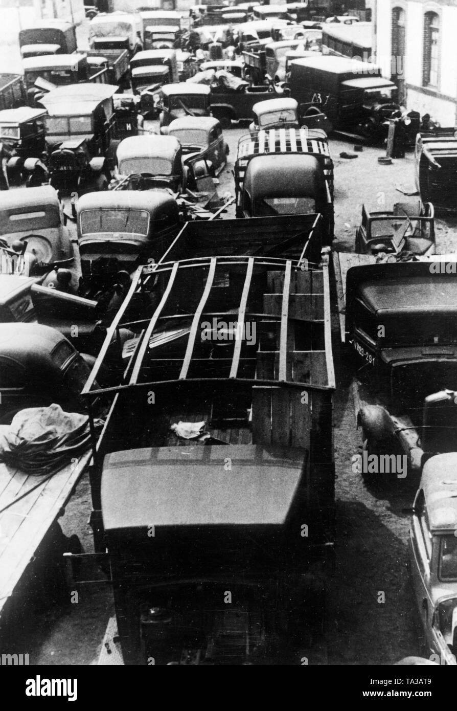 In einer deutschen Werkstatt der Luftwaffe gespeichert sind Britische und französische Autos zu reparieren oder es ausgeschlachtet werden. Foto: Ritter. Stockfoto
