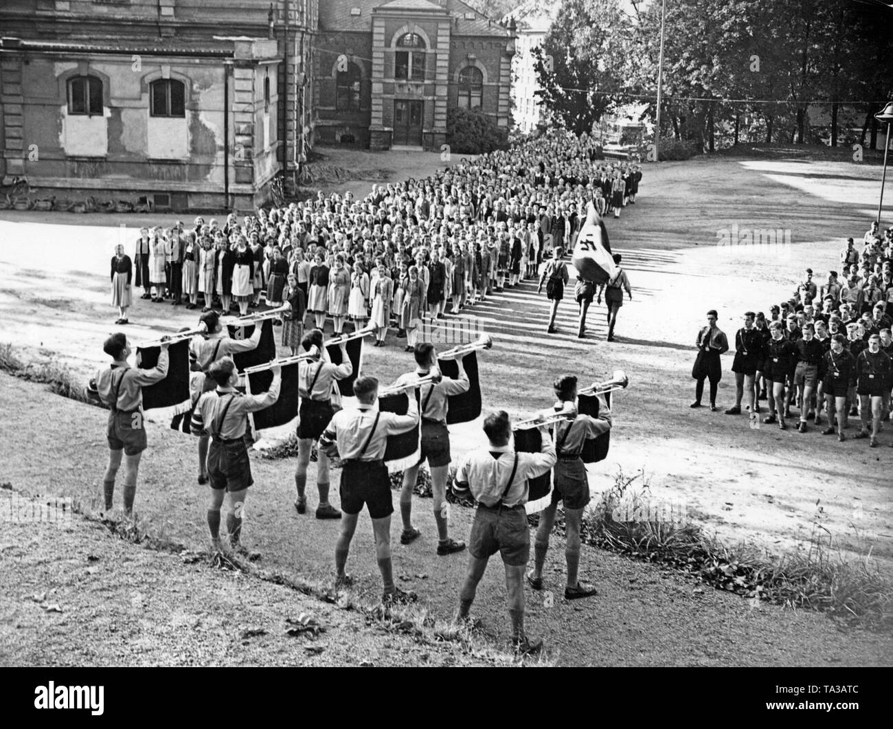 Erste Appell der Sudetendeutschen Hitlers Jugend vor der Turnhalle in Reichenberg (heute Liberec) am 17. Oktober 1938, nach der Besetzung des Sudetenlands durch die deutschen Truppen. Stockfoto
