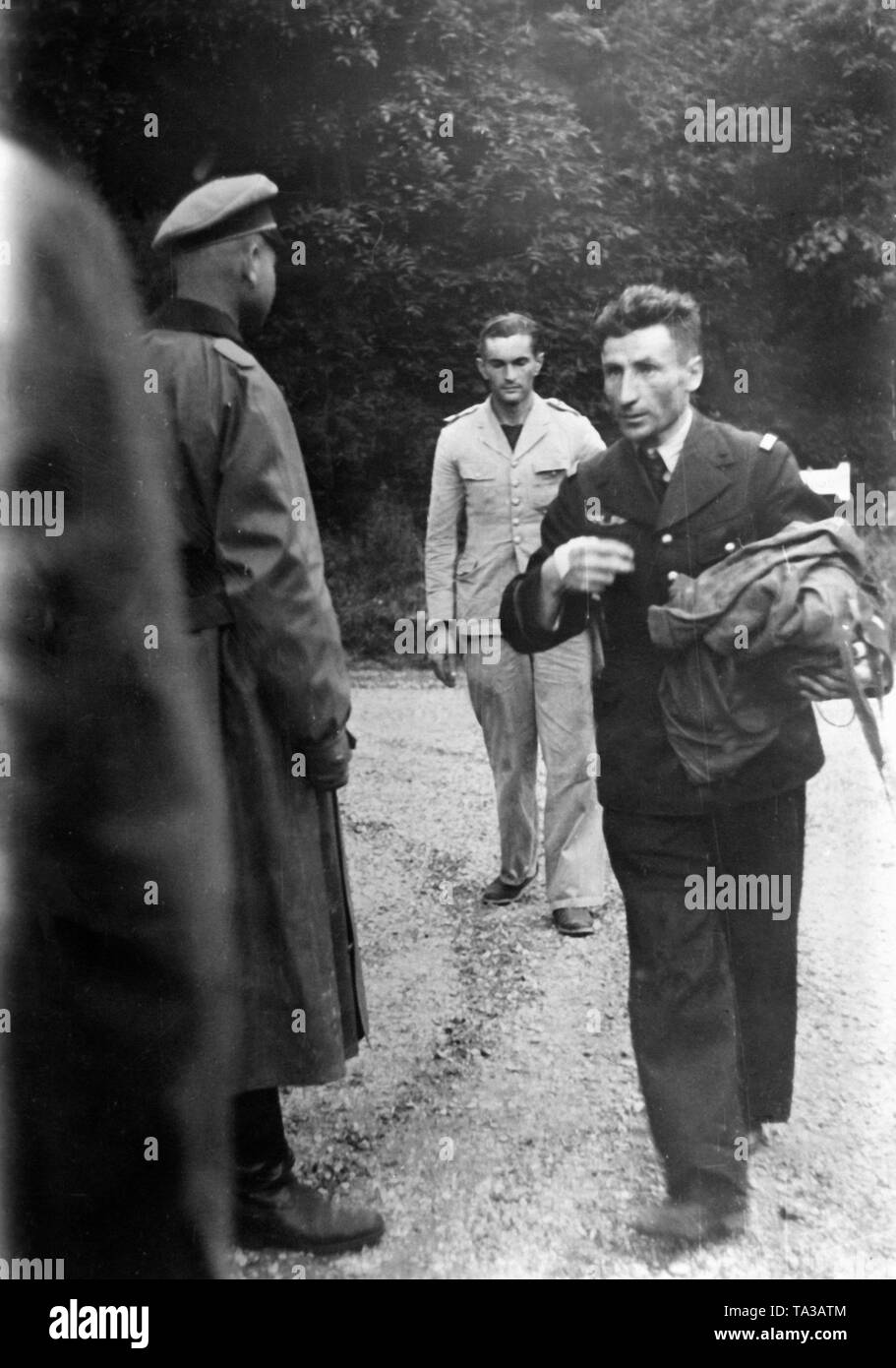 Ein französischer Lieutenant (vorne) und einem Sergeant (helle Uniform) fallen in deutsche Kriegsgefangenschaft. Sie wurden von einem deutschen Jäger erschossen, aber waren in der Lage, mit Hilfe von einem Fallschirm zu überleben. Foto: kriegsberichterstatter Rehor. Stockfoto