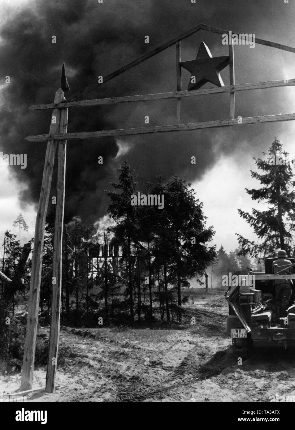 Ein deutscher Panzerwagen Sd.Kfz. 251 (rechts) in einer eroberten Grenzposten der Roten Armee entlang der ehemaligen deutsch-sowjetischen Demarkationslinie. Stockfoto