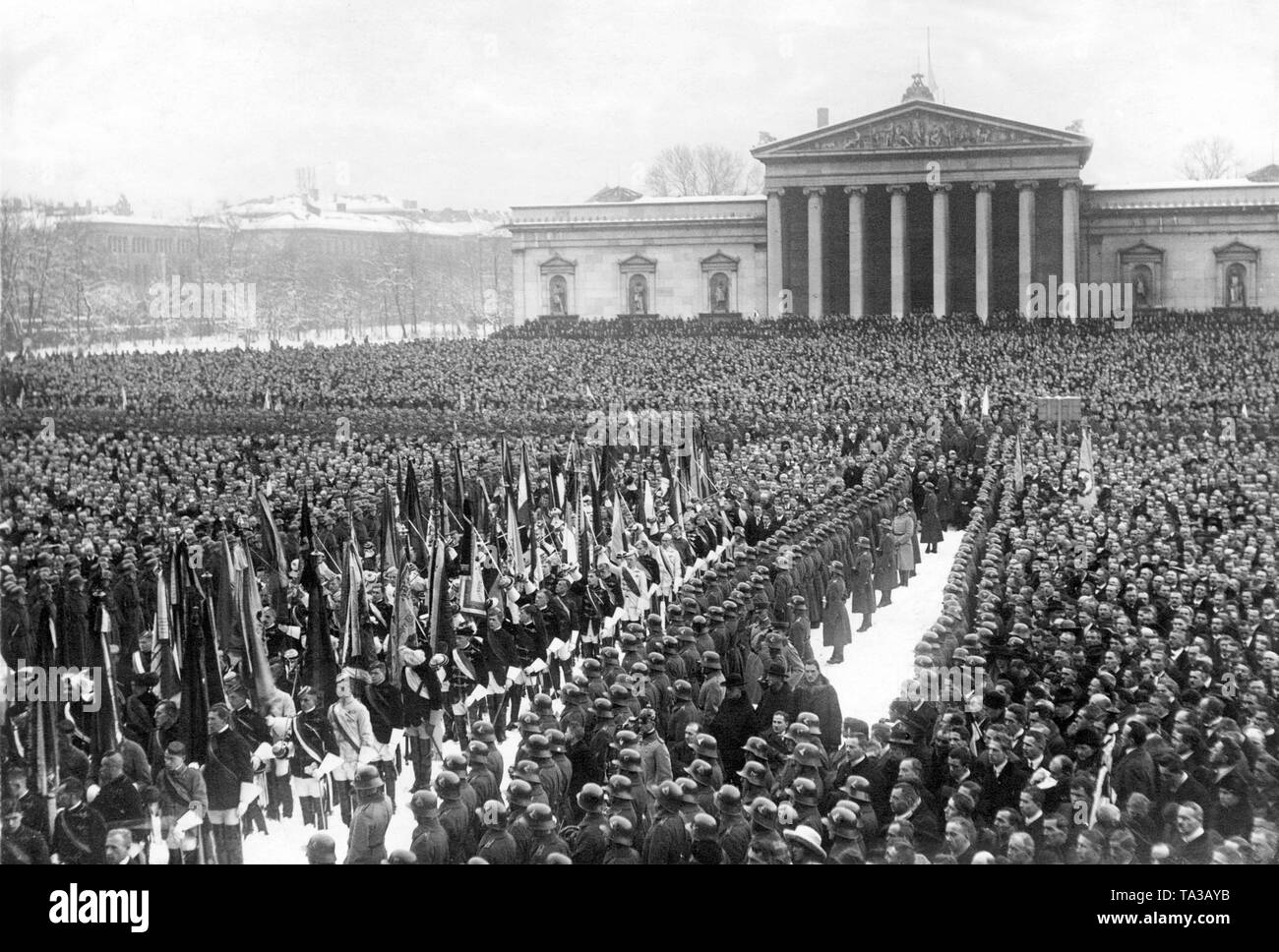 Kurz nach dem Einmarsch der Franzosen, eine Kundgebung in München gehalten wurde. Einige patriotische Vereinigungen gefordert hatte, wurden die Teilnehmer unter anderem Corps und Deutsche Truppen der Münchner Garnison. Stockfoto