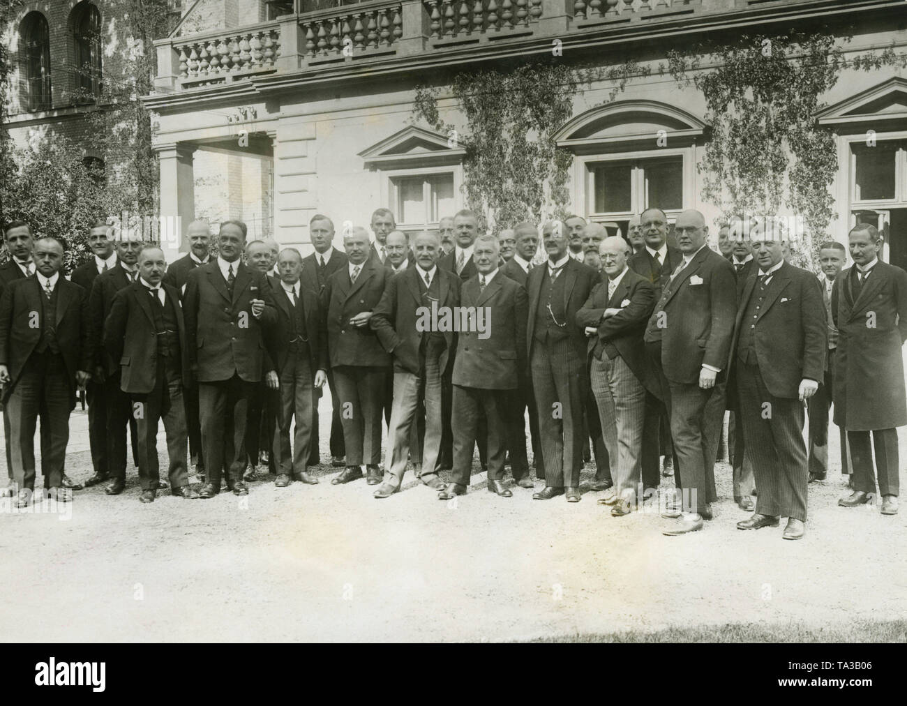 Die Teilnehmer der ersten Sitzung des Verfassungsausschusses des Laenderkonferenz (Konferenz der Staaten) im Freien für ein Gruppenfoto versammelt. Unter den Anwesenden waren: erste Zeile: der Bürgermeister von Hamburg Carl Wilhelm Petersen (6. von rechts), direkt neben dem Thüringer Minister Präsident Richard Leutheusser-schnarrenberger, Reichsminister der Justiz Oskar Hergt, Bayerischer Ministerpräsident Heinrich gehalten, Finanzminister Heinrich Koehler, Innenminister Walter von keudell und der Bayerische Staatsminister Karl Stuetzel. 11. Von links: der Preußischen Ministerialdirektor Arnold Stockfoto