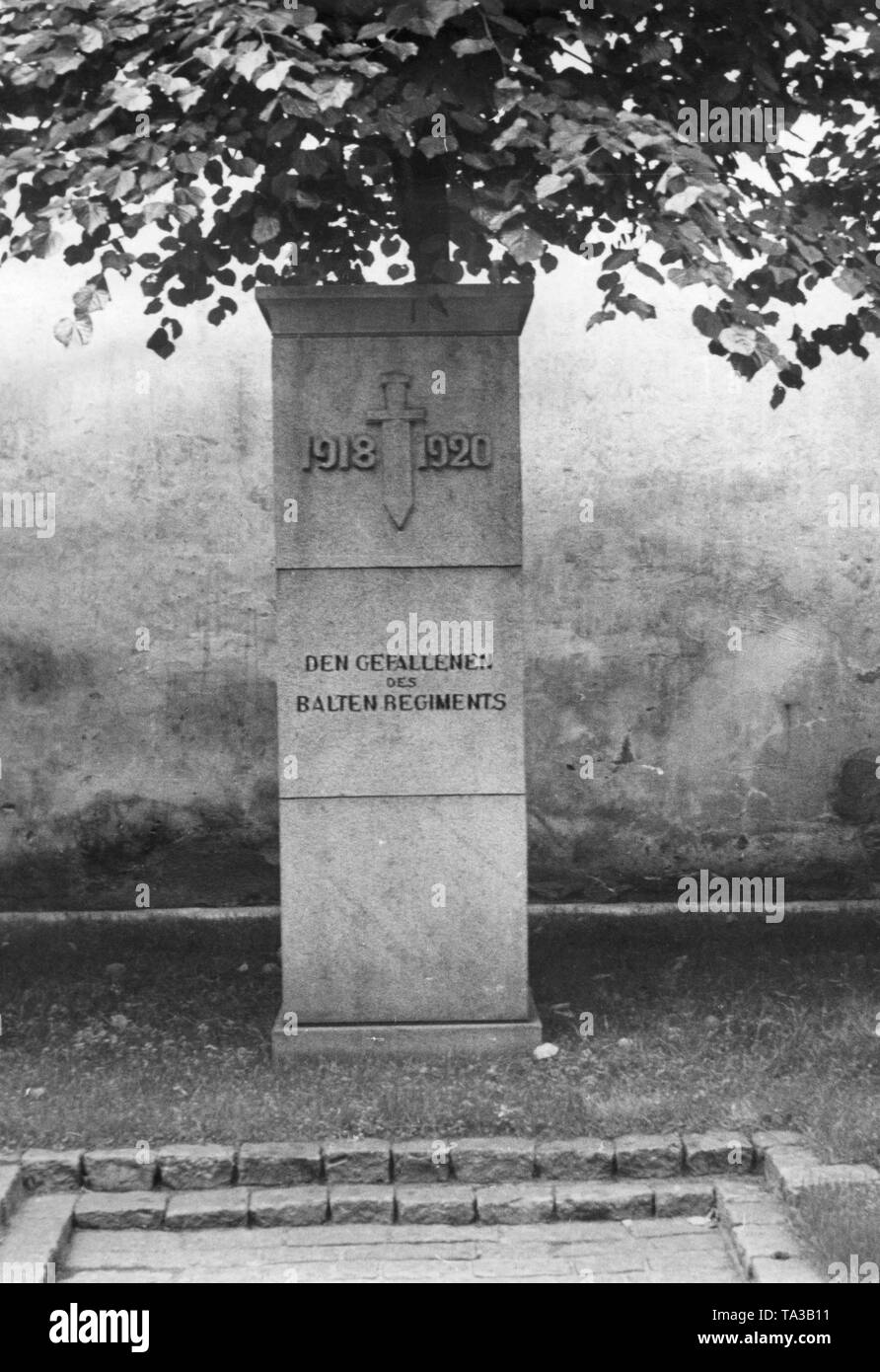 Ein Monument, in den Hof des Ministeriums für Auswärtige Angelegenheiten in Reval (estnisch: Tallinn) ehrt gefallen der baltischen Region während der Ostsee Unabhängigkeitskriege 1918-1920 (Undatiertes Foto). Stockfoto