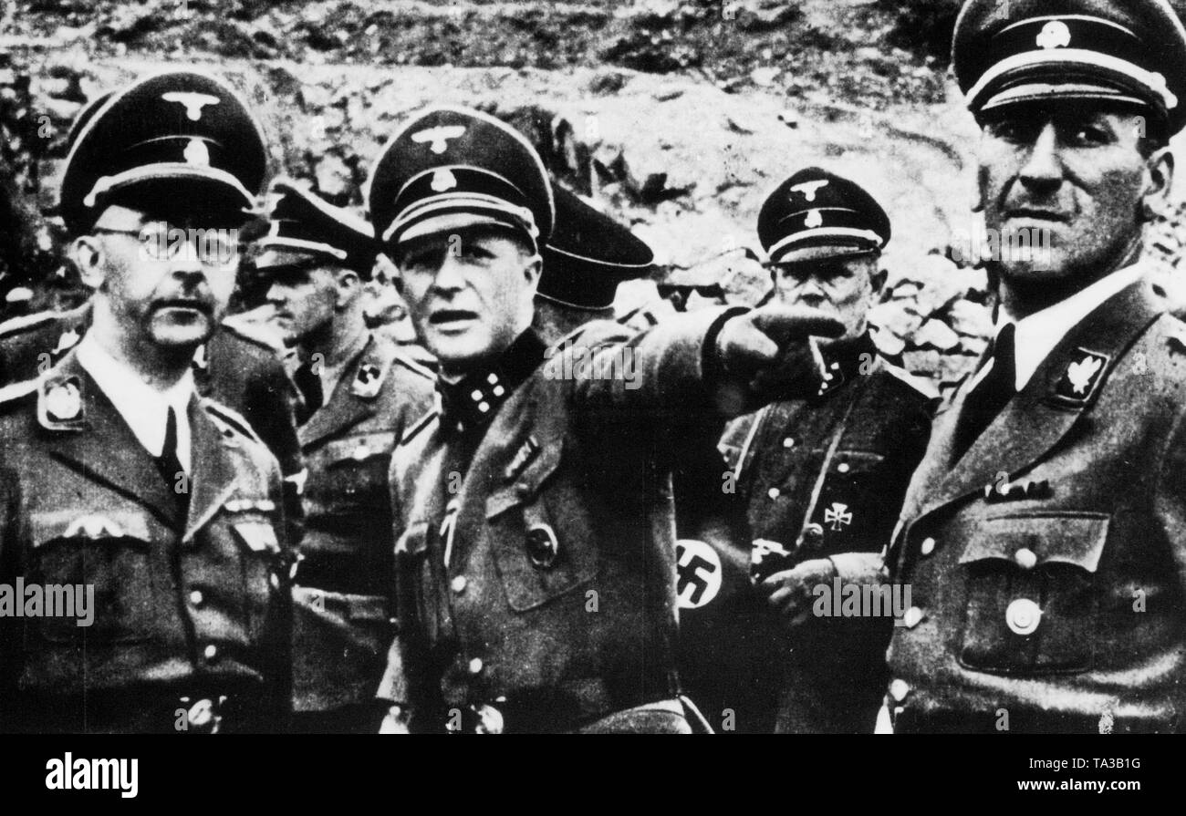 Von links: Heinrich Himmler, der Gestikulierenden Lagerkommandanten Franz Ziereis und Ernst Kaltenbrunner prüfen das Konzentrationslager Mauthausen, hier im "Wiener Graben" Steinbruch. Stockfoto