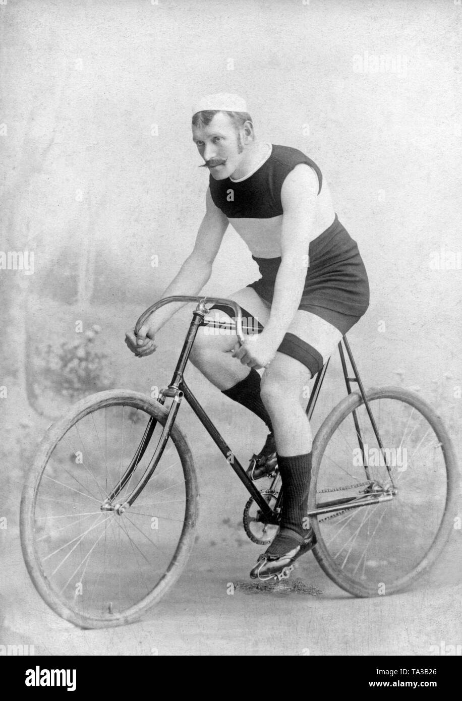Deutsche Radfahrer Hans Hofmann auf seinem Fahrrad. Stockfoto