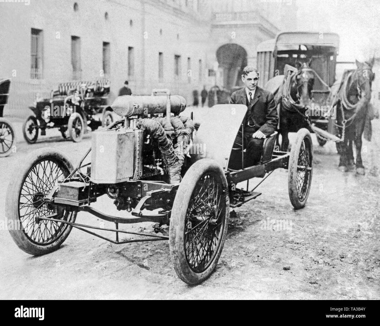 Der amerikanische Ingenieur und Unternehmer Henry Ford mit dem 'Pfeil Racer'. Ford bedeckt eine Meile in 39,2 Sekunden mit dem Pfeil Racer" auf dem gefrorenen See von St. Clair. Stockfoto