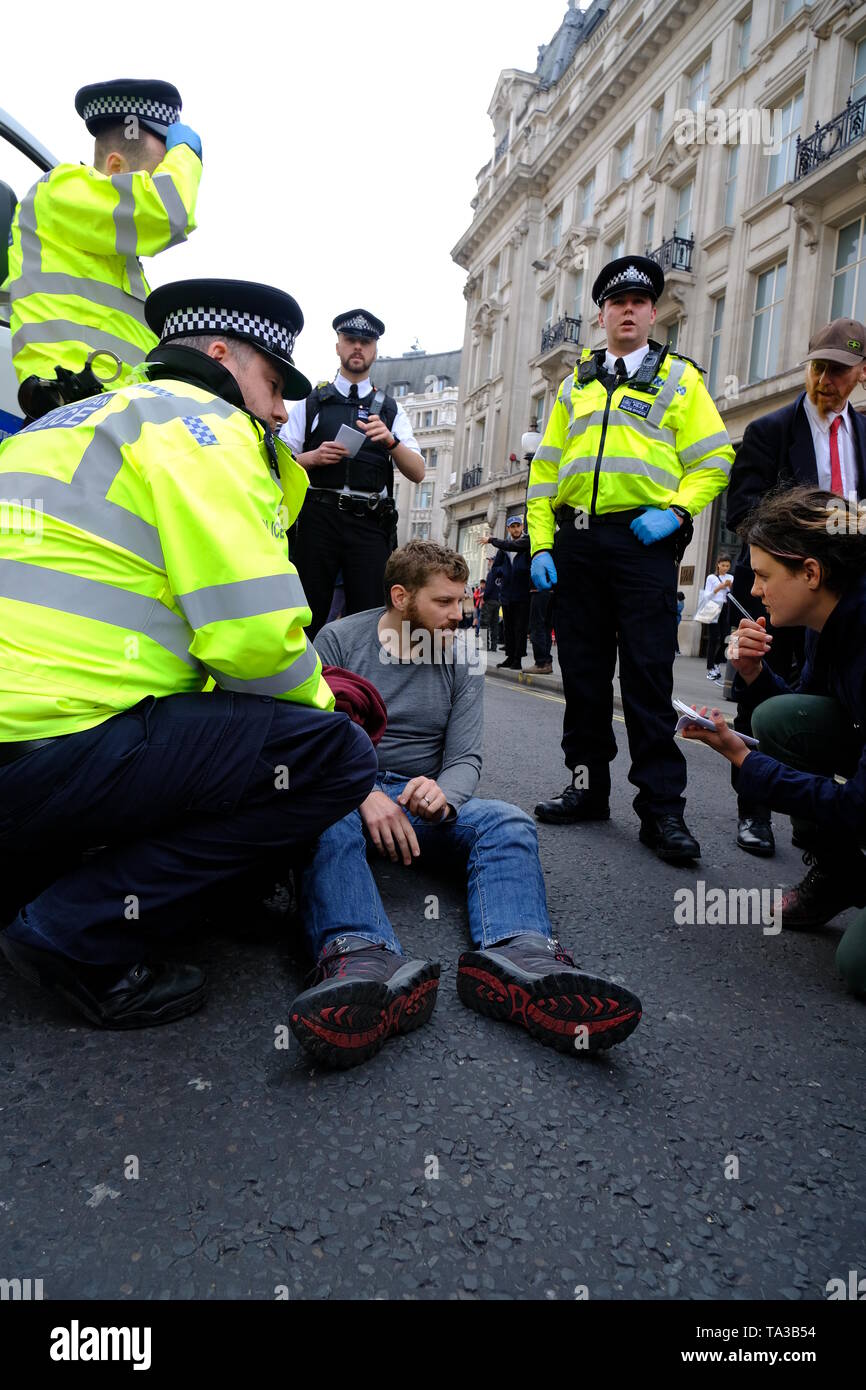 Polizei nimmt Aussterben Rebellion Demonstrant in Oxford Circus Stockfoto