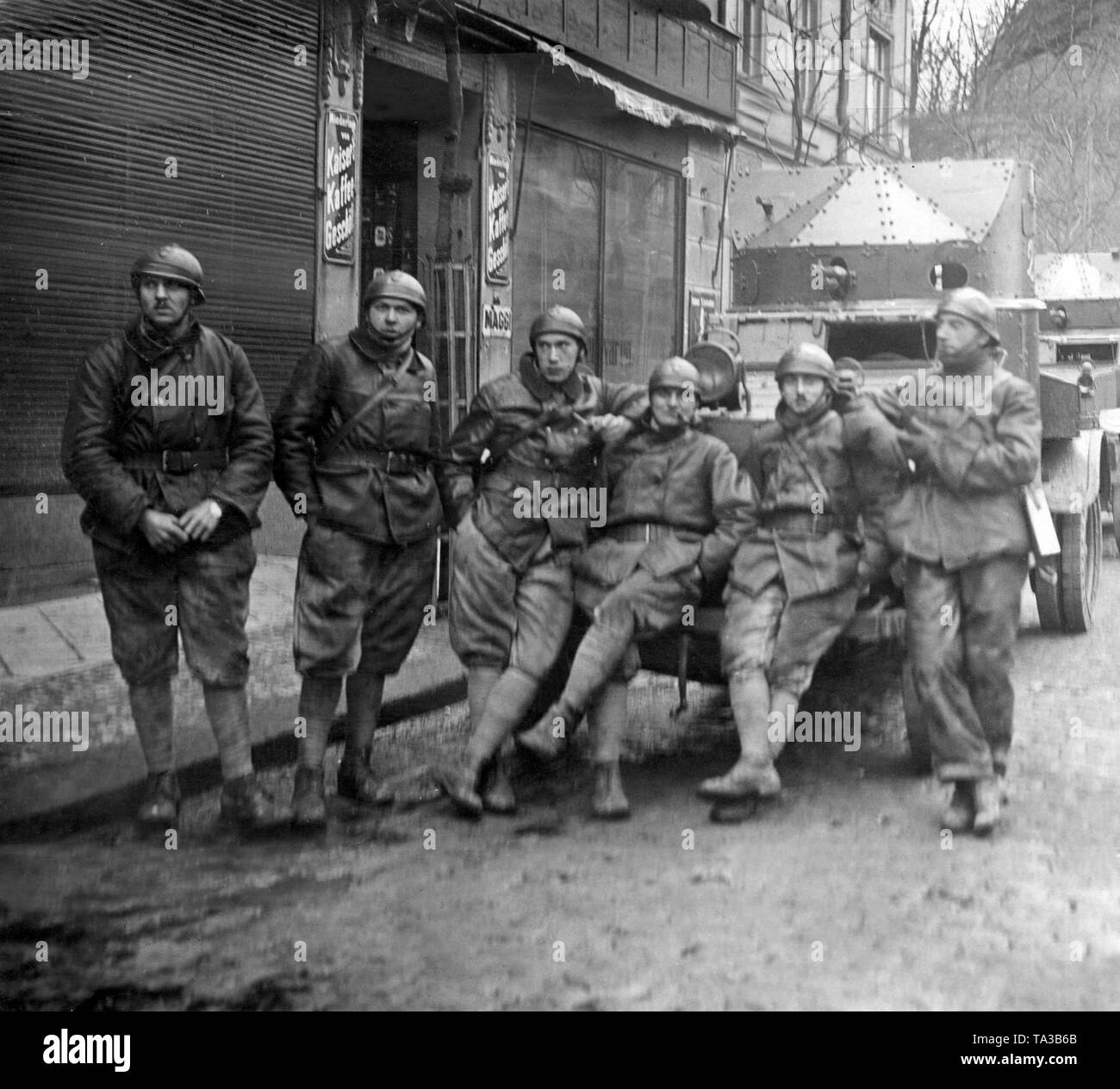 Zu Beginn der Invasion des Ruhrgebiets, die Besatzung eines gepanzerten Fahrzeugs posieren vor Ihren Tank. Stockfoto