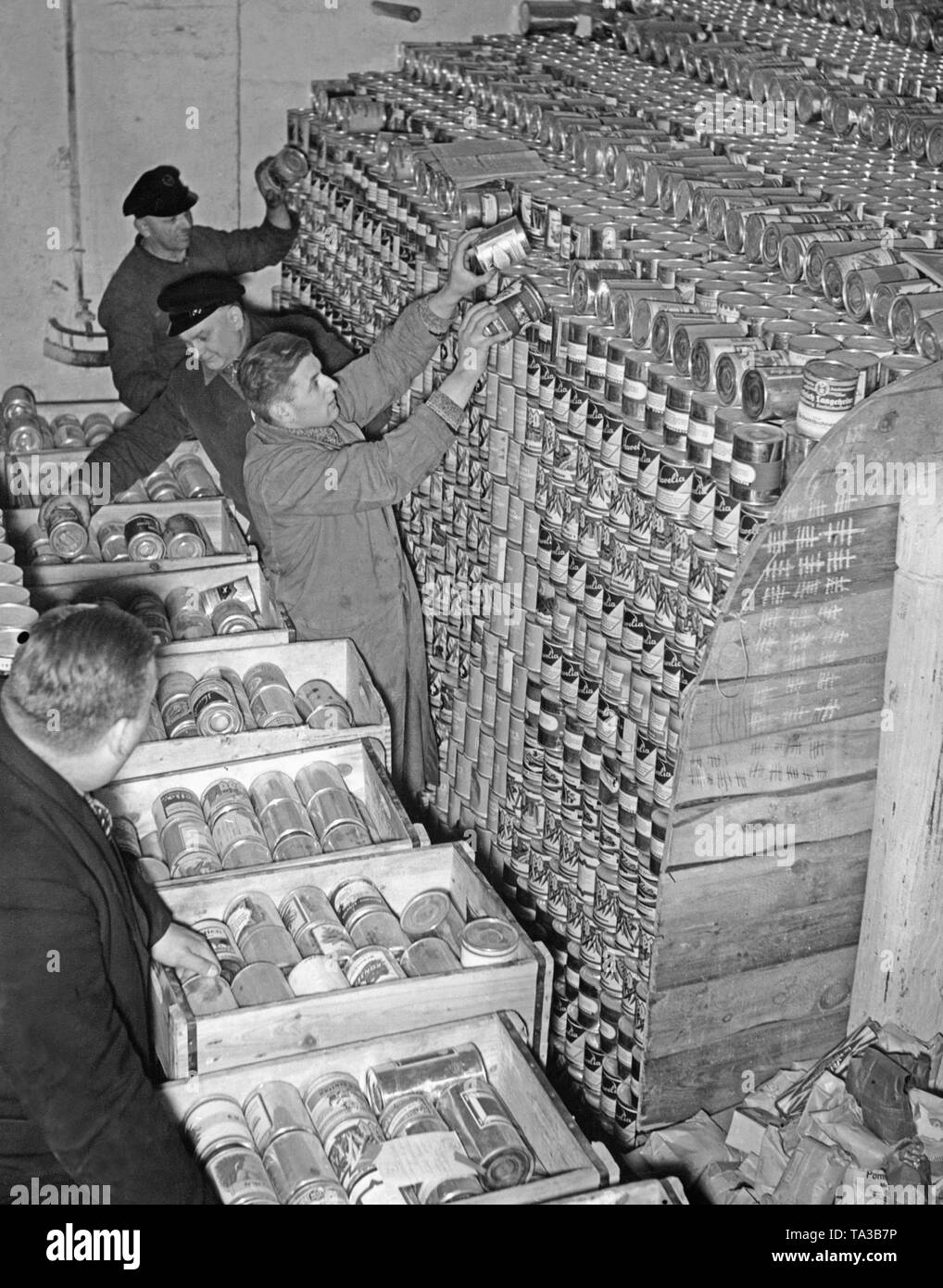 Nach dem Anschluss Österreichs an das Deutsche Reich Essen ist von Berlin nach Wien geschickt. Diese sind hauptsächlich Zucker, Mehl, Hülsenfrüchte und Konserven. Stockfoto