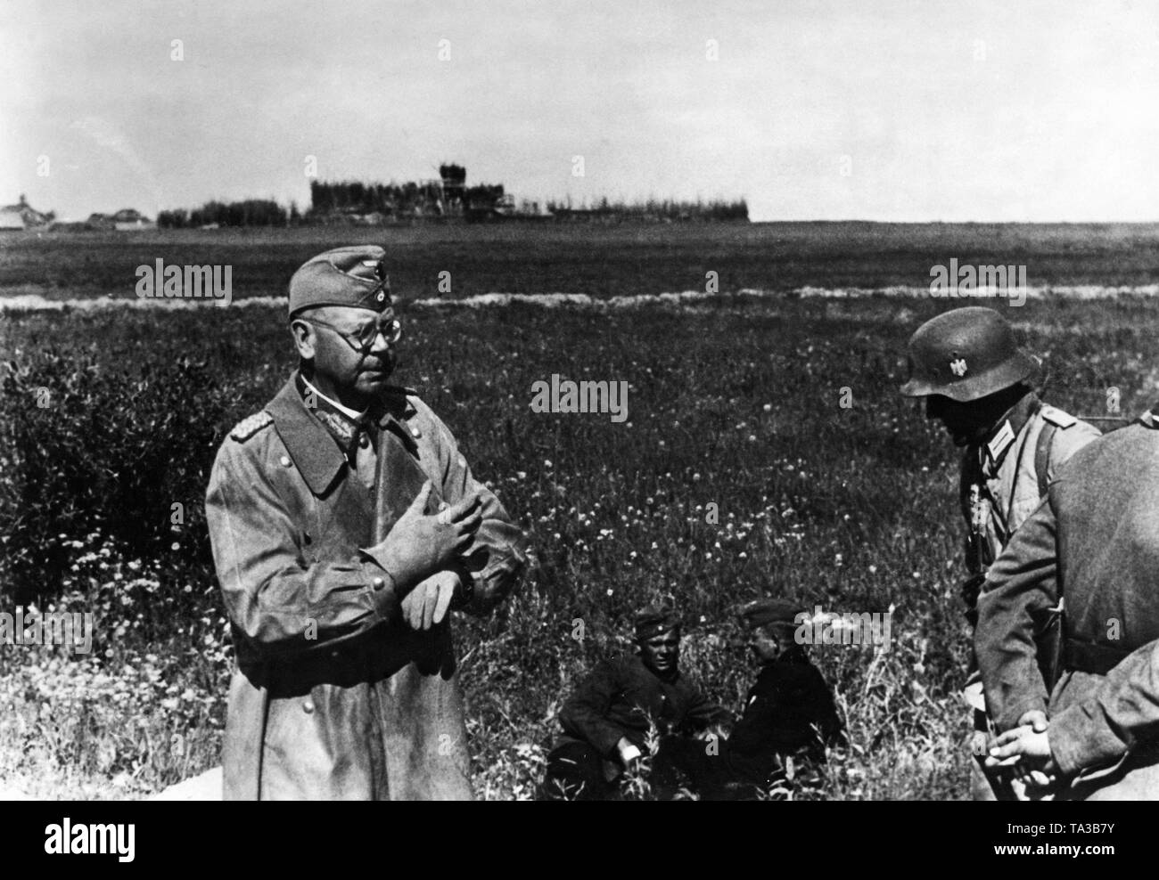 Auf der linken Seite, Erich Brandenberger, General des 8. Panzerdivision der LVI Armeekorps in Panzer Gruppe 4, unterlagert und die Armeegruppe Nord war und ist hier in der Region Jurkabas bereitgestellt im heutigen Litauen. Stockfoto