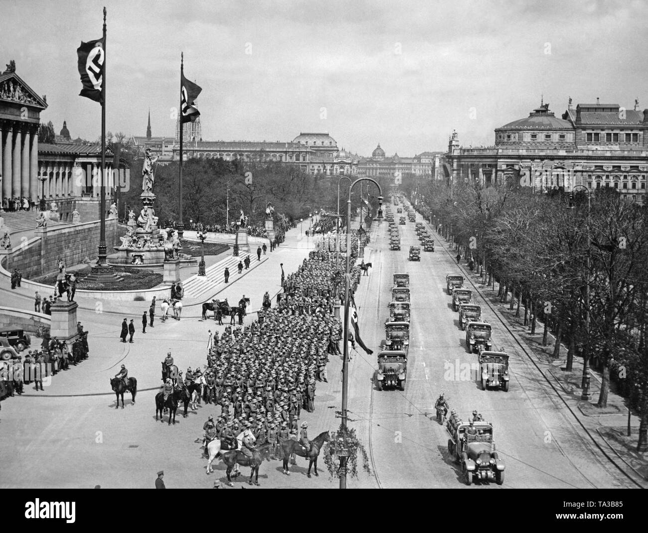 Parade anlässlich von Adolf Hitlers Geburtstag vor dem österreichischen Parlament in Wien. Nach der Annexion Österreichs an das Deutsche Reich, dem Geburtstag des Führers ist in Österreich gefeiert. Auf der linken Seite, eine Infanterie Regiment warten. Stockfoto