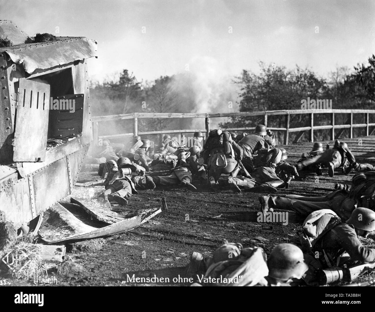 Die UFA-Film "En ohne Vaterland" von 1937 ist über die Freikorps 'Eiserne Division", eine freiwillige Einheit, bestehend aus Deutschen und Baltischen Deutschen kämpfen für die neu gegründeten Baltischen Staaten gegen die sowjetische Rote Armee. Hier ist die Szene von einem Kampf auf einer Brücke. Stockfoto