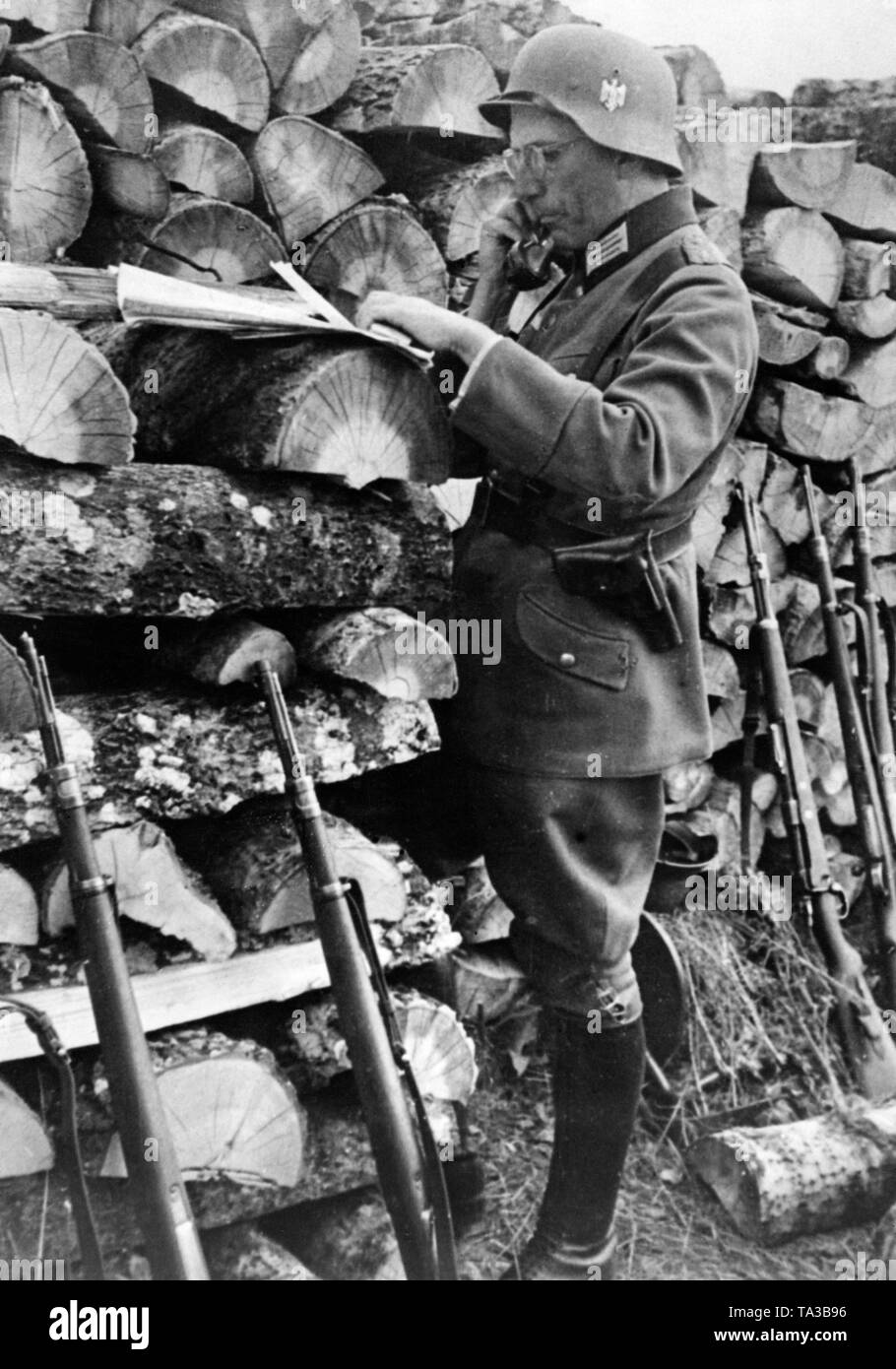 Ein regimental Commander auf eine erweiterte Command Post. Foto: kriegsberichterstatter Schroeter. Stockfoto