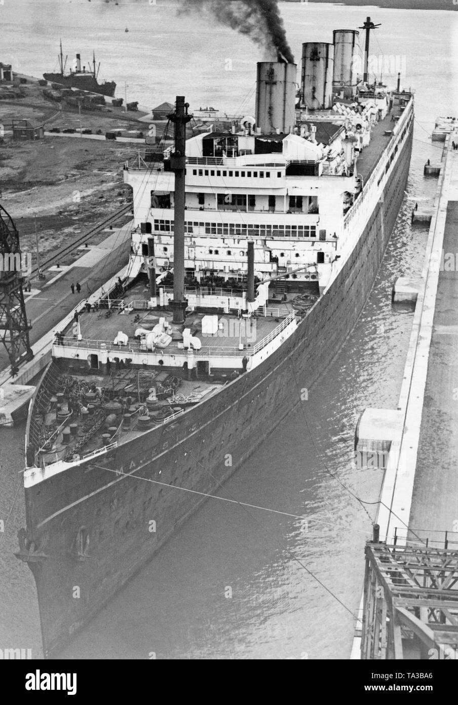 Der Ocean Liner 'Majestic' im Trockendock in Southampton während der Konvertierung in das schulschiff "Caledonia". Für die Verlegung des Schiffes in die neue Heimat Hafen Rosyth Maste und Schornsteine hatte verkürzt werden, so dass die Brücken über die Firth-of-Forth führen könnte. Stockfoto