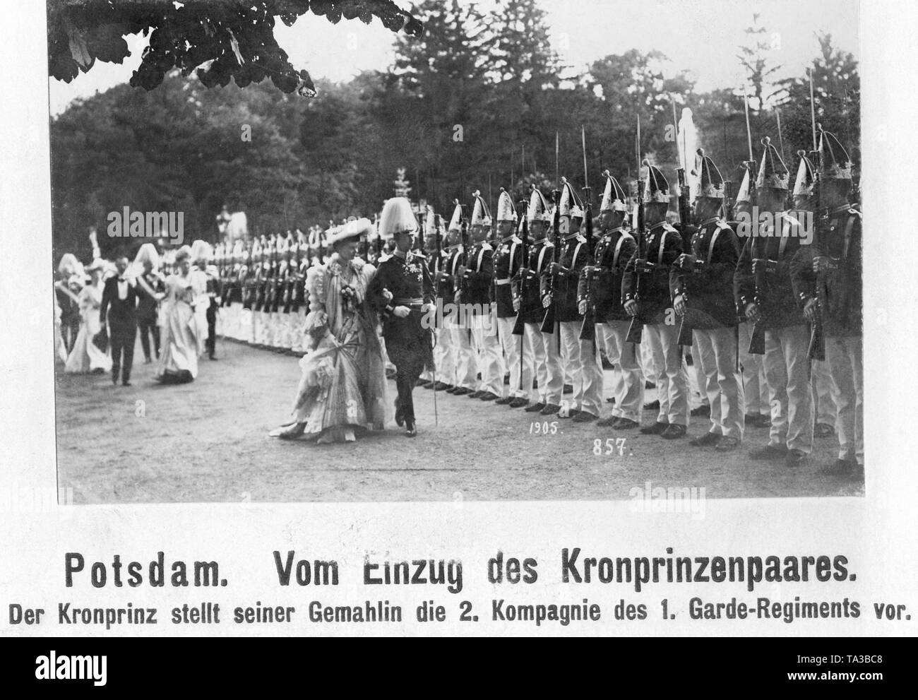 Vor dem letzten Eintrag der Krone Prinz und Prinzessin in die Potsdamer Stadtschlosses, ihre Zukunft Sommerresidenz, Kronprinz Wilhelm (vorne rechts) stellt die 2 Unternehmen der ersten Garde Regiment zu seiner Frau Kronprinzessin Cecilie (vorne links). Stockfoto