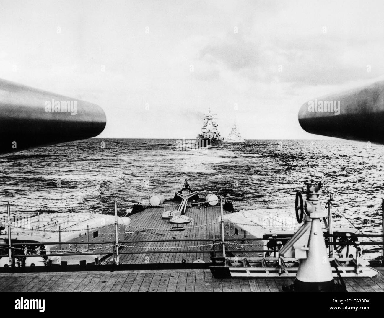 Das Bild zeigt den Krieg Schiffe der Kriegsmarine während einer Flotte Manöver auf hoher See. Es war vermutlich von Bord der Panzerkreuzer "Admiral Graf Spee", in der Mitte ist die gepanzerten Schiff "Admiral Scheer" hinter dem Schlachtschiff "Gneisenau" übernommen. Stockfoto