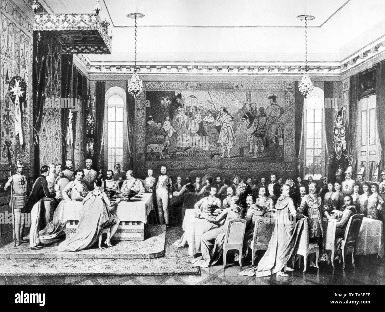 Ein Gericht Tabelle mit König Ludwig II. von Bayern in der Münchner Residenz am Georgiritterfest. Auf der rechten Seite des Königs, mit Blick auf den Betrachter, der Prinzen Luitpold und Adalbert. (Undatiertes Foto) Stockfoto