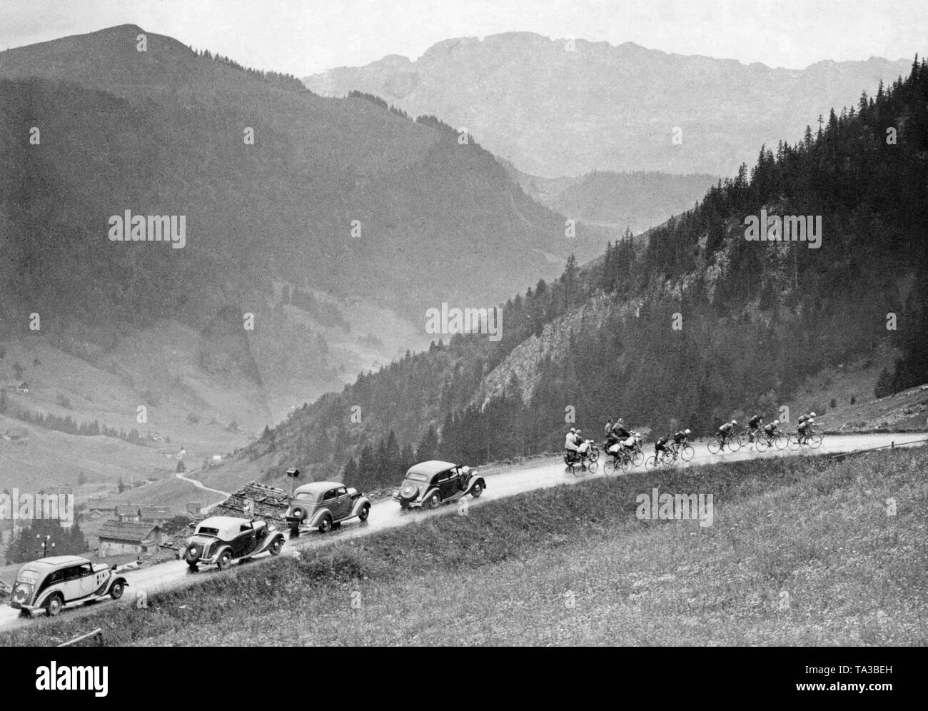 Radrennfahrer in der Leitung bei der siebten Etappe der Tour de France am 14. Juli 1936 Auf dem Col Des Aravis. Stockfoto