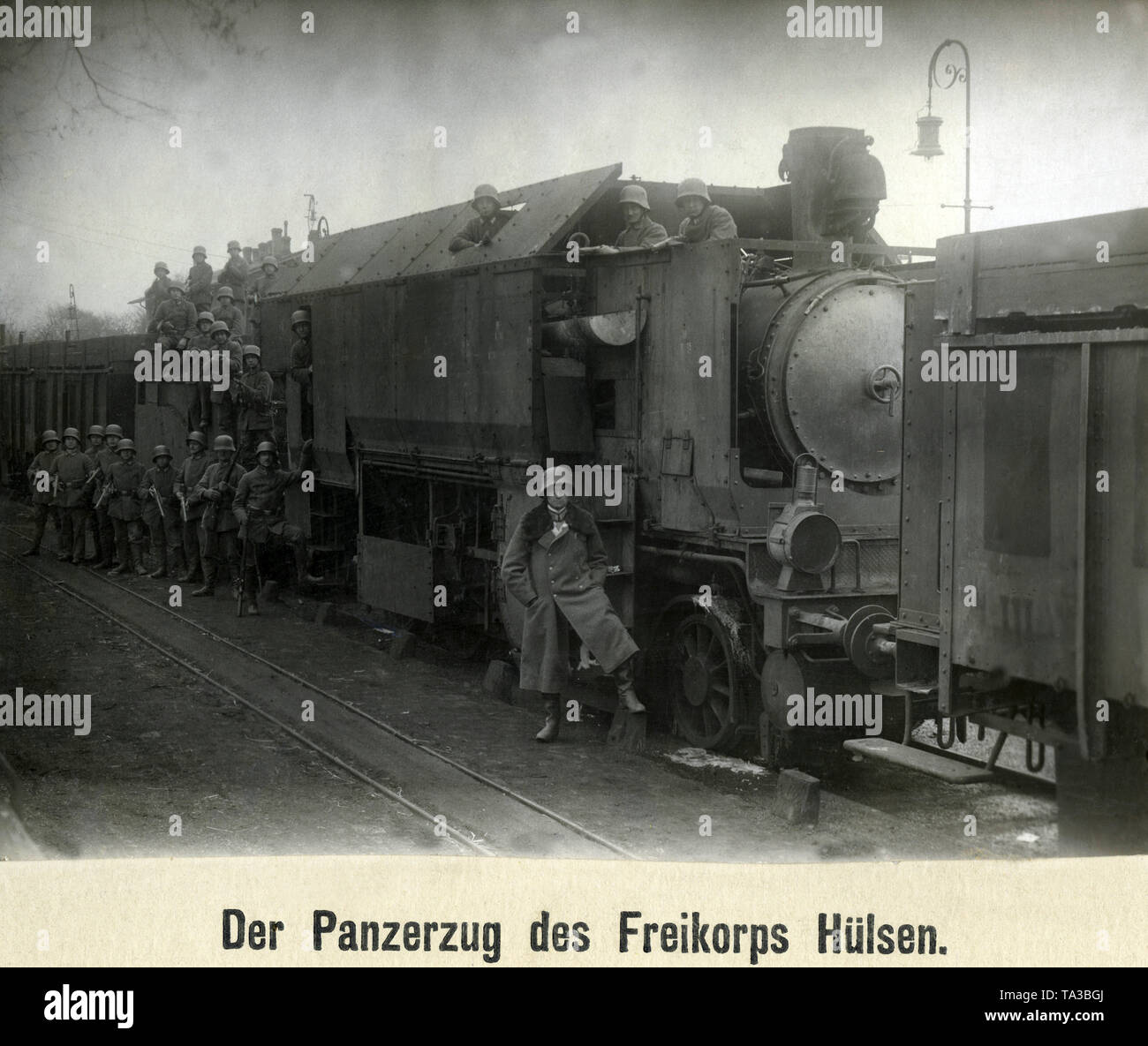 Mitglieder der Deutschen Freikorps 'Huelsen' unter dem Kommando von Bernhard von huelsen Pose auf ihrem gepanzerten Zug während der Ostsee Wars der Unabhängigkeit. Stockfoto