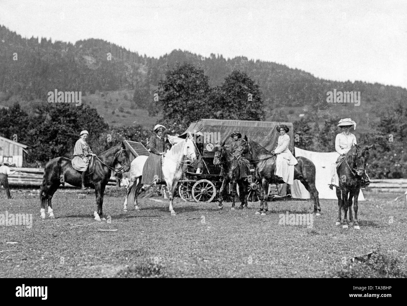 Ein pferdefuhrwerk Wohn-Gruppe macht einen Urlaub in Oberammerau, die Stadt, in der die Leidenschaft Spielen durchgeführt wird, in Oberbayern. Stockfoto