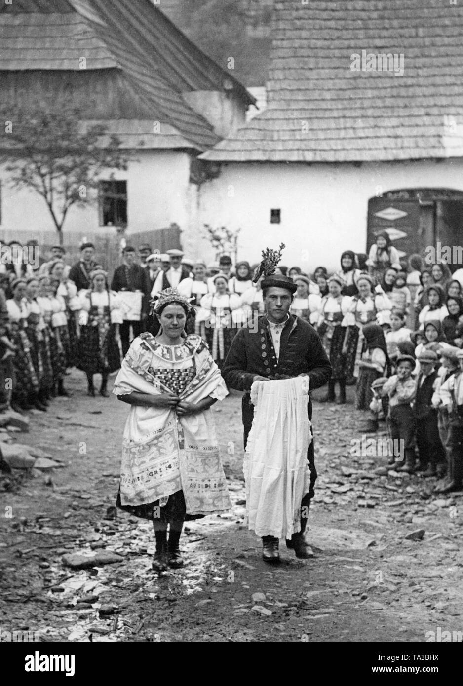 Hochzeit eines jungen Paares in einem slowakischen Dorf. Viele Karpaten Deutsche leben in der slowakischen Region des Spis. Stockfoto