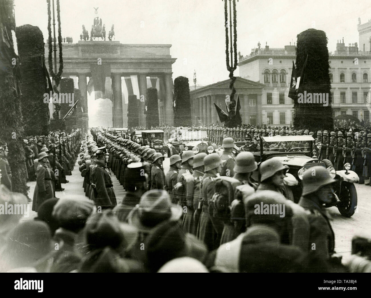Militärische Parade der Weimarer Republik am Brandenburger Tor in Berlin. Stockfoto